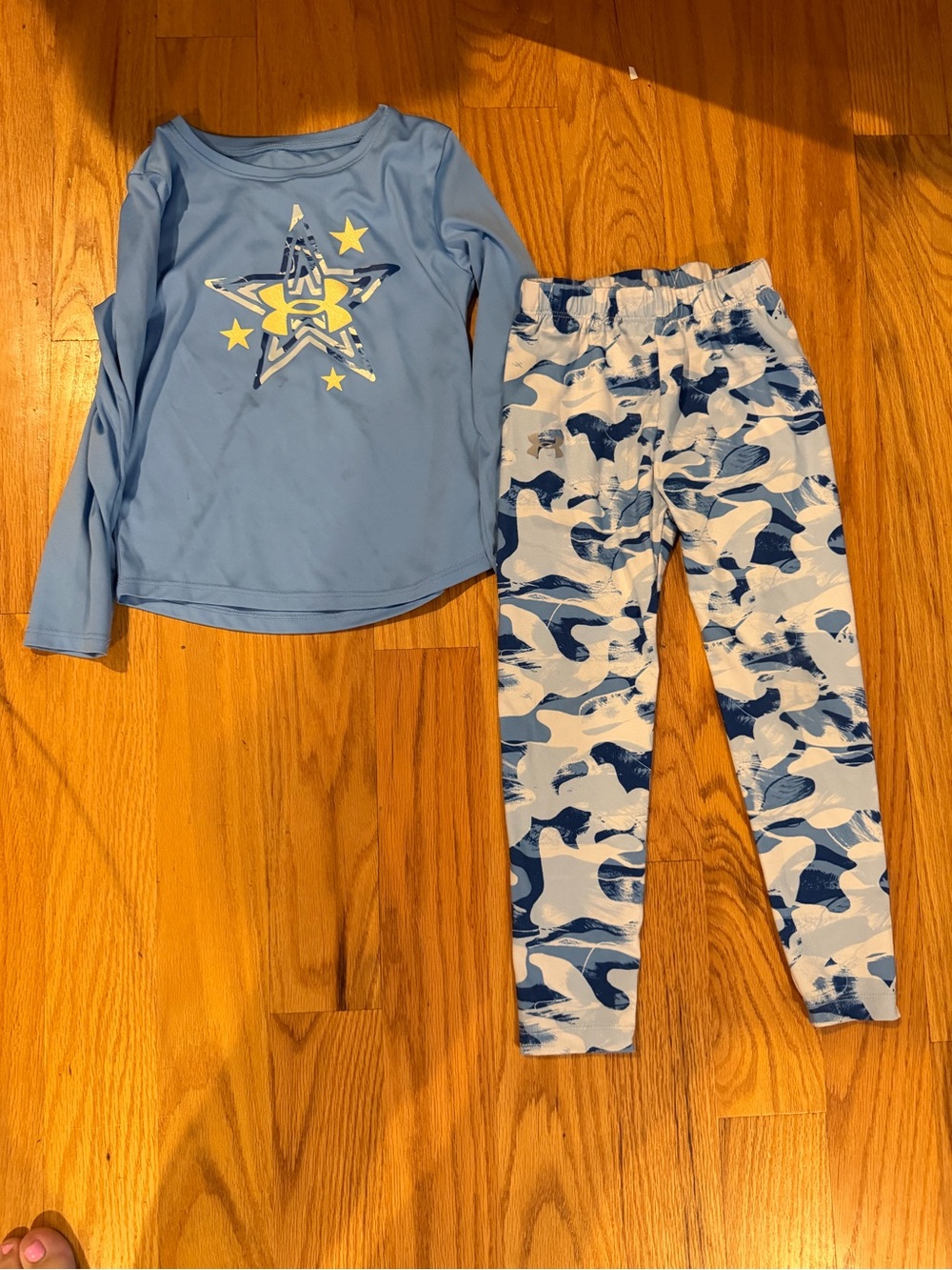 Blue Star Graphic Rash Guard Top and Blue Camo Swim Leggings Under Armour Girls